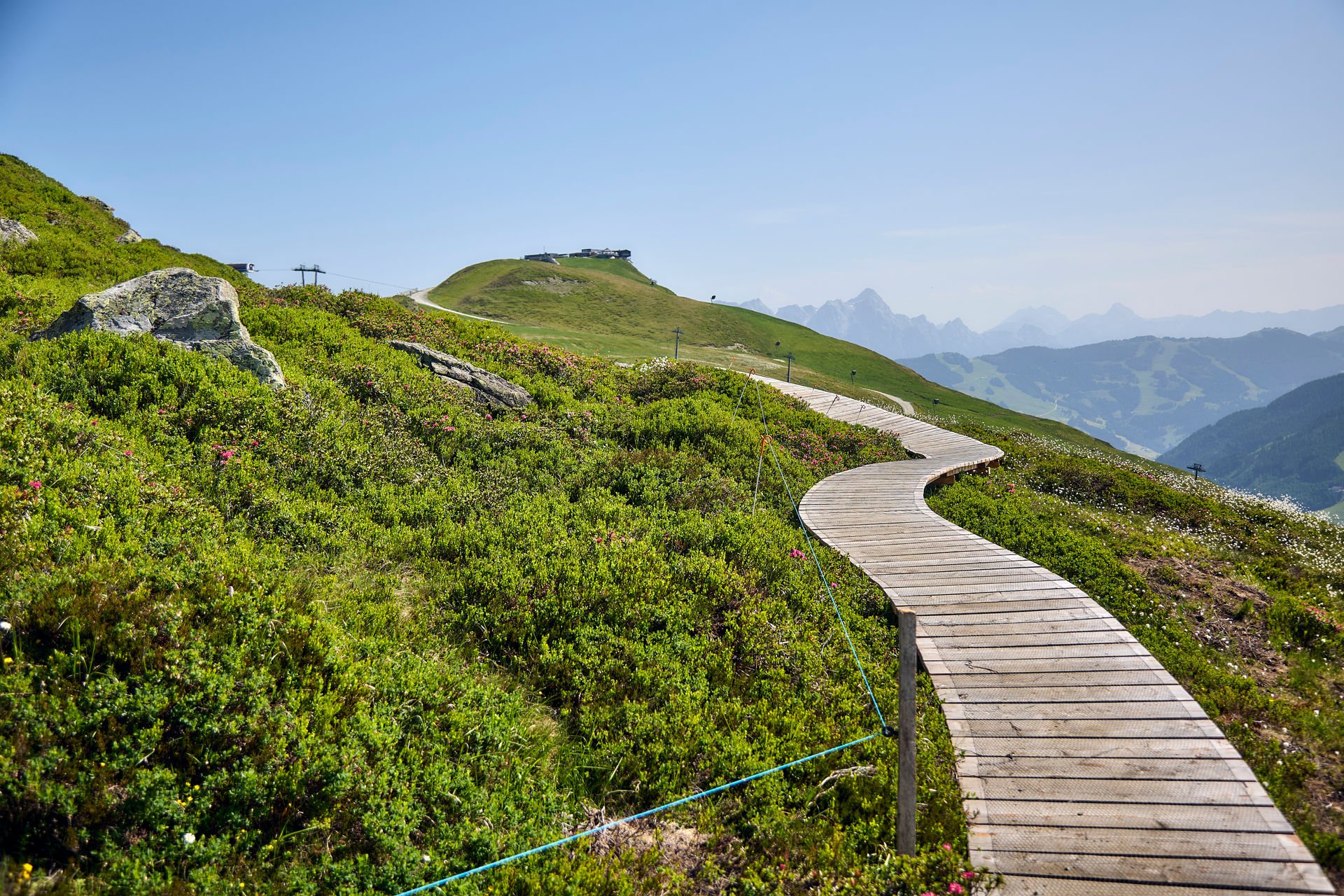 Luftige Trailpassage am Zwölferkogel mit weitem Panorama.